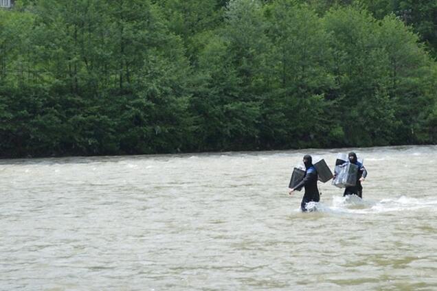 По дну в акваланге: пограничники показали, как борются с контрабандистами сигарет. Опубликованы фото