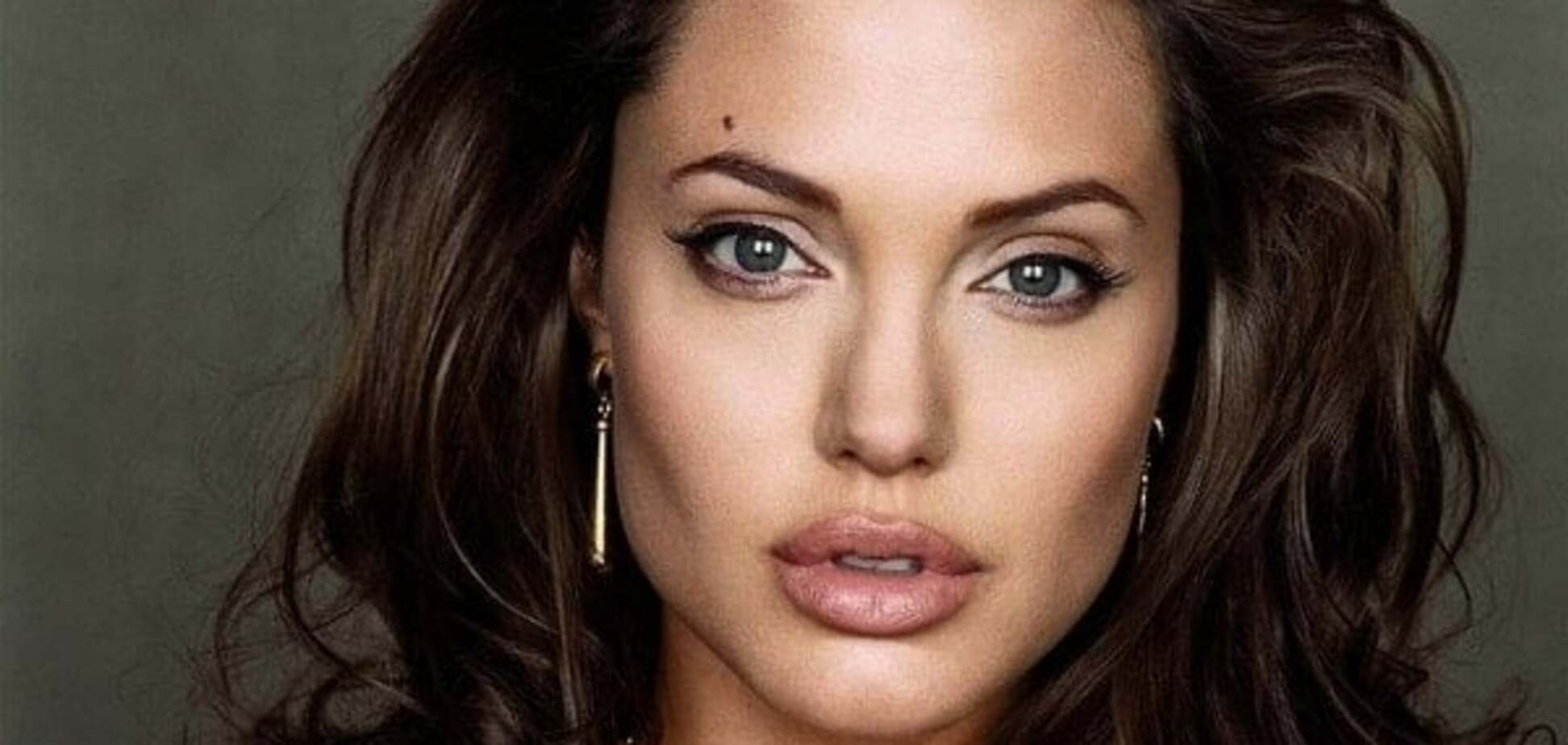 Анджелина Джоли показала свое детское фото