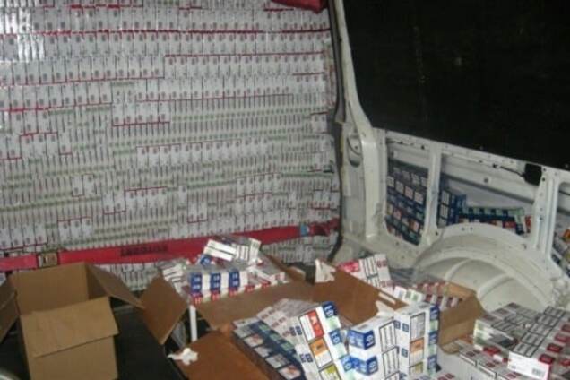 Під виглядом 'дипвантажу': посольство України спіймали на контрабанді 60 тисяч пачок сигарет