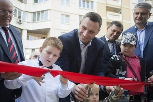 Кличко принял участие в открытии центра админуслуг на киевском Лесном массиве