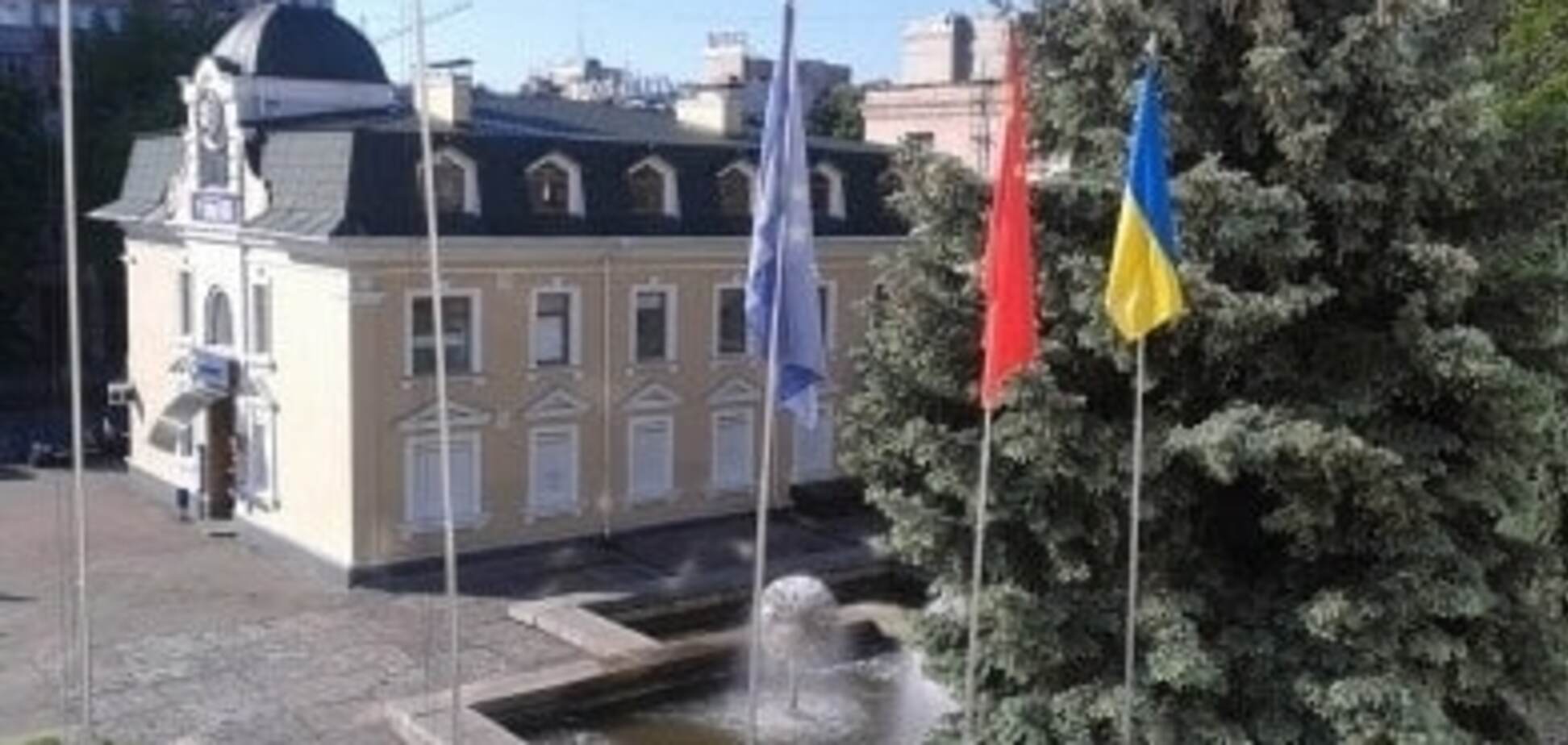 Біля Черкаської міської ради з’явився червоний прапор