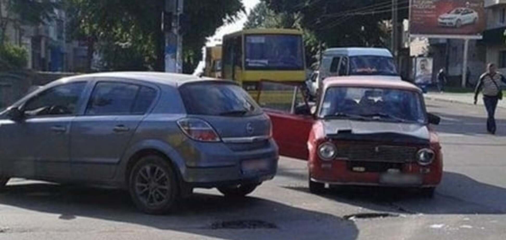 Утром возле «Украинского дома» не разминулись Жигули и Opel. ФОТО