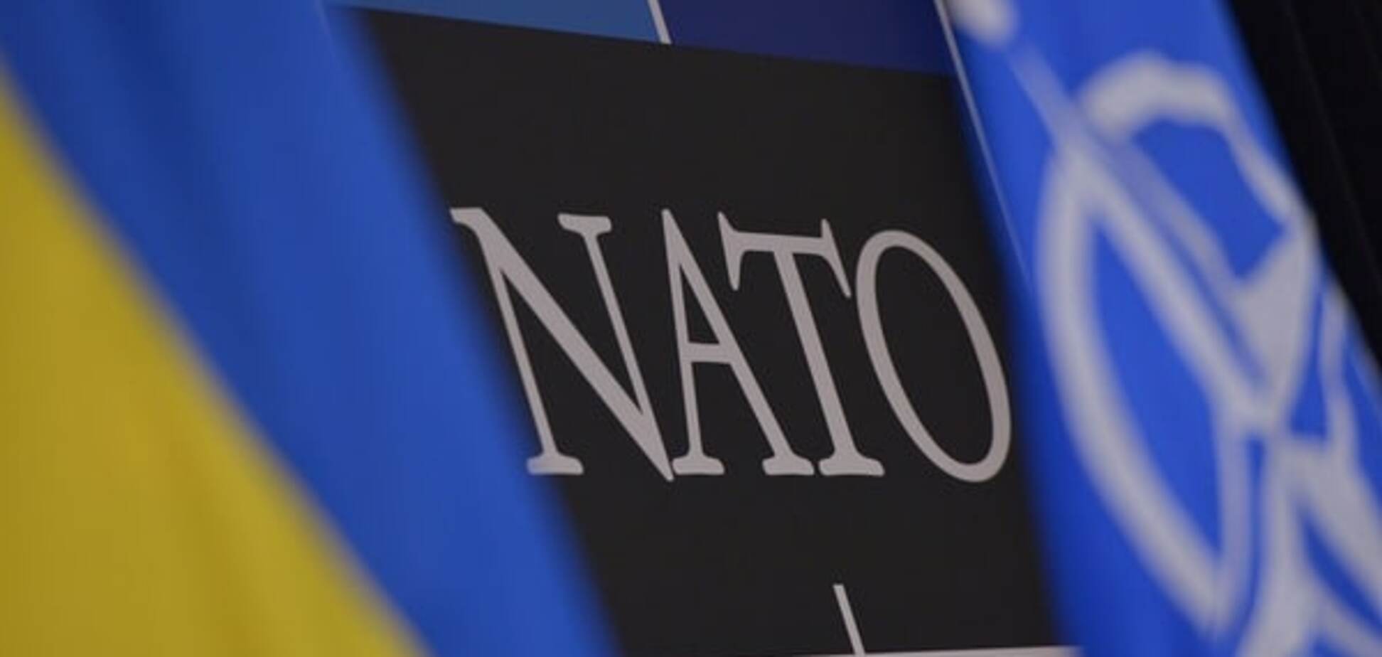 Прапори України і НАТО