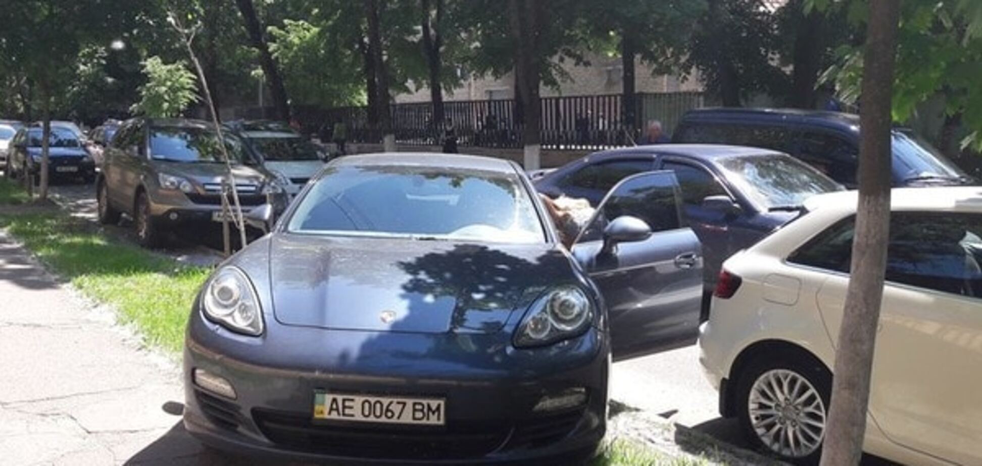 герой паркування на Porsche