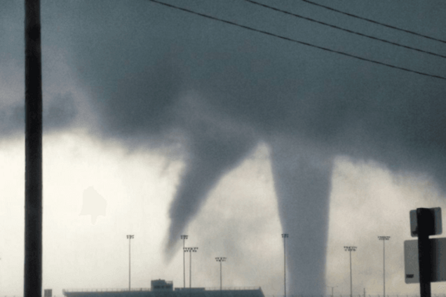 Удивительное явление: редкий тройной смерч пронесся по Канзасу. Опубликованы фото и видео