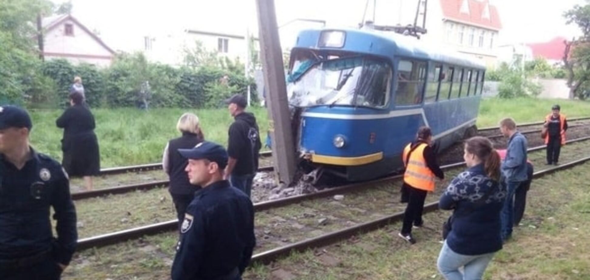 В Одессе трамвай сошел с рельсов и врезался в столб