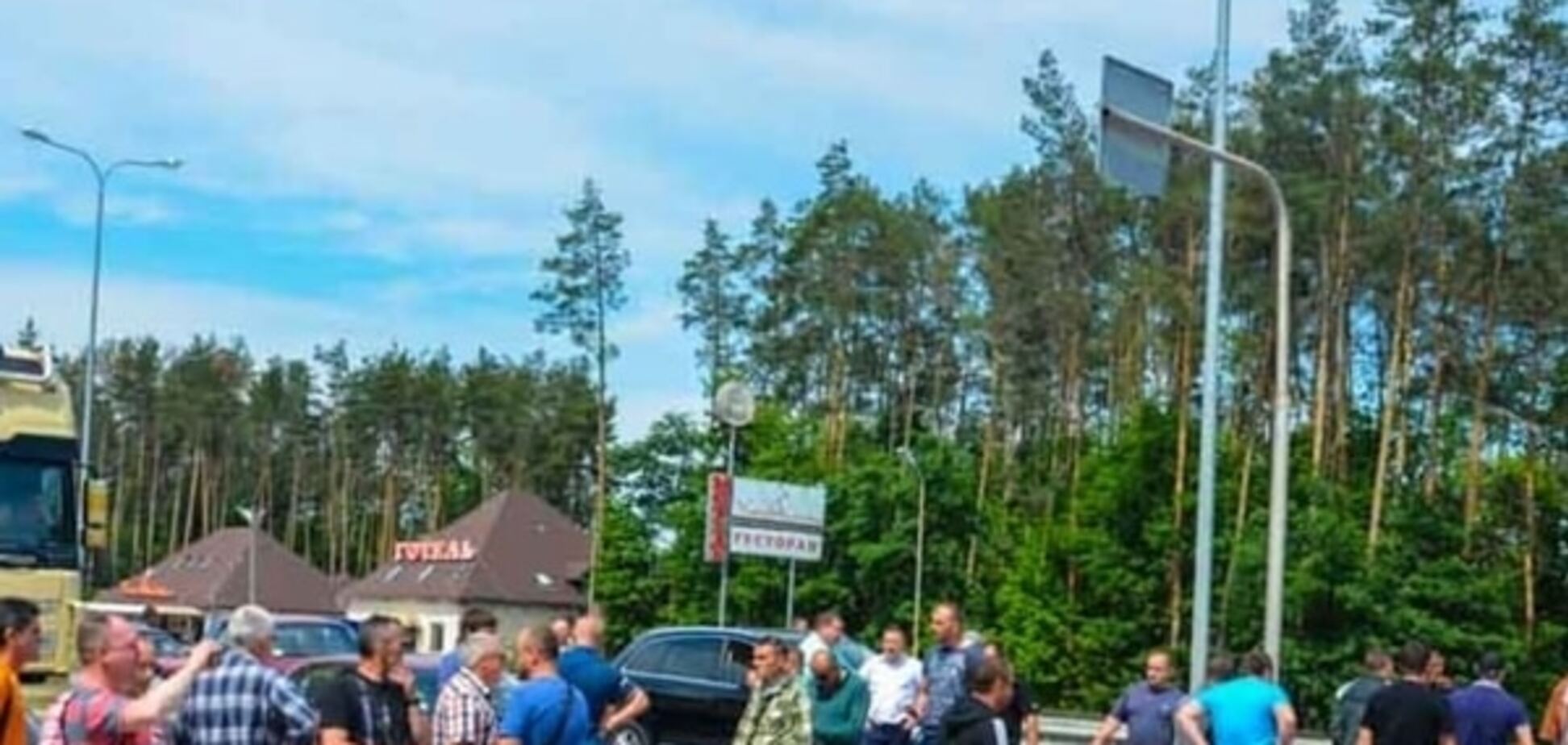 Производители изделий из гранита перекрыли трассу Киев-Чоп на Житомирщине. ВИДЕО