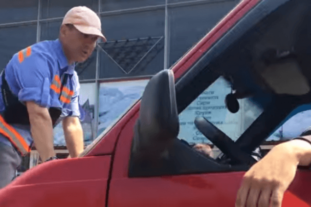 Скандал в Киеве: сотрудник ТРК 'Украина' провез на капоте парковщика. Видеофакт