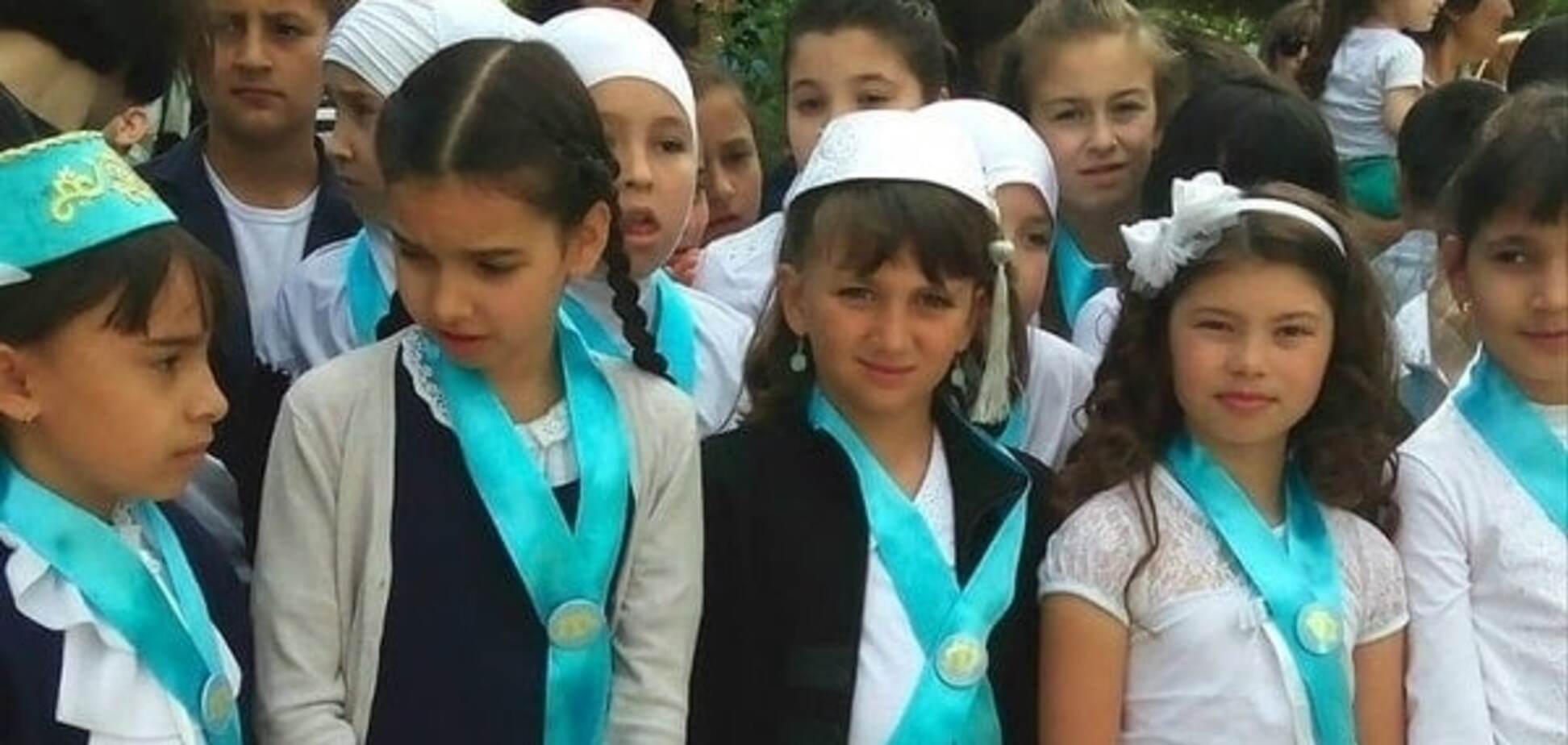 Кримські школярі прийшли на останній дзвоник з українською і кримськотатарською символікою (фото)