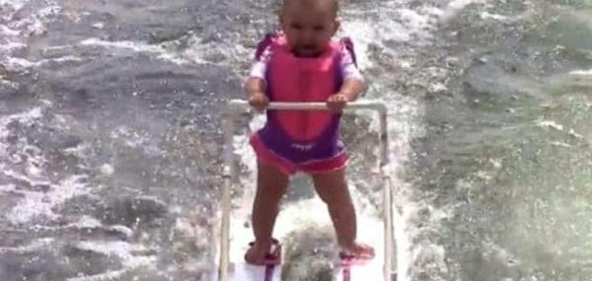 Шестимесячная девочка установила мировой рекорд на водных лыжах (видео)