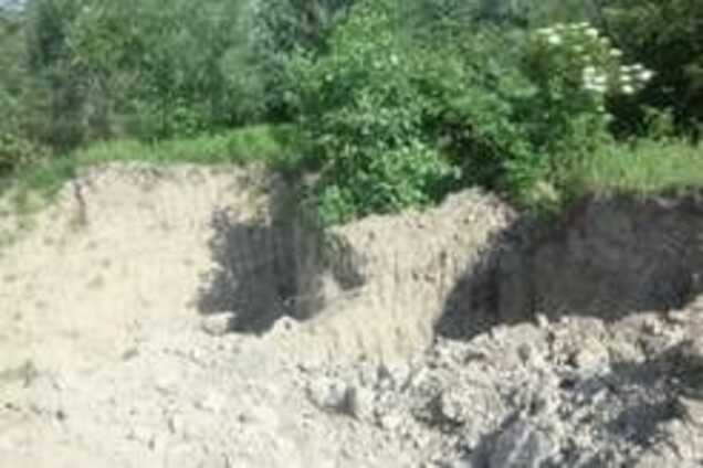 На Мукачівщині в кількох метрах від дамби незаконно й необмежено добувають глину, щебінь та пісок