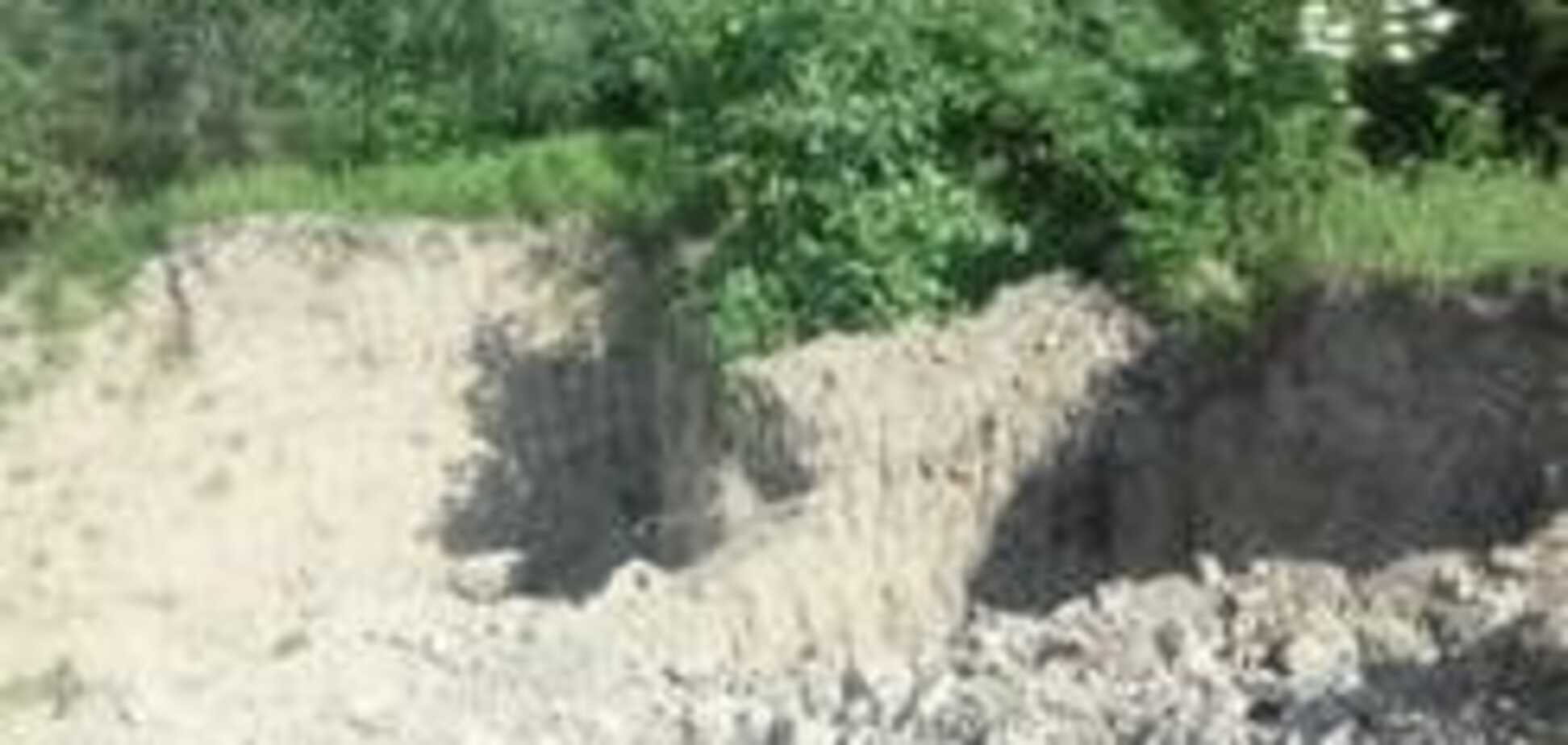 На Мукачівщині в кількох метрах від дамби незаконно й необмежено добувають глину, щебінь та пісок