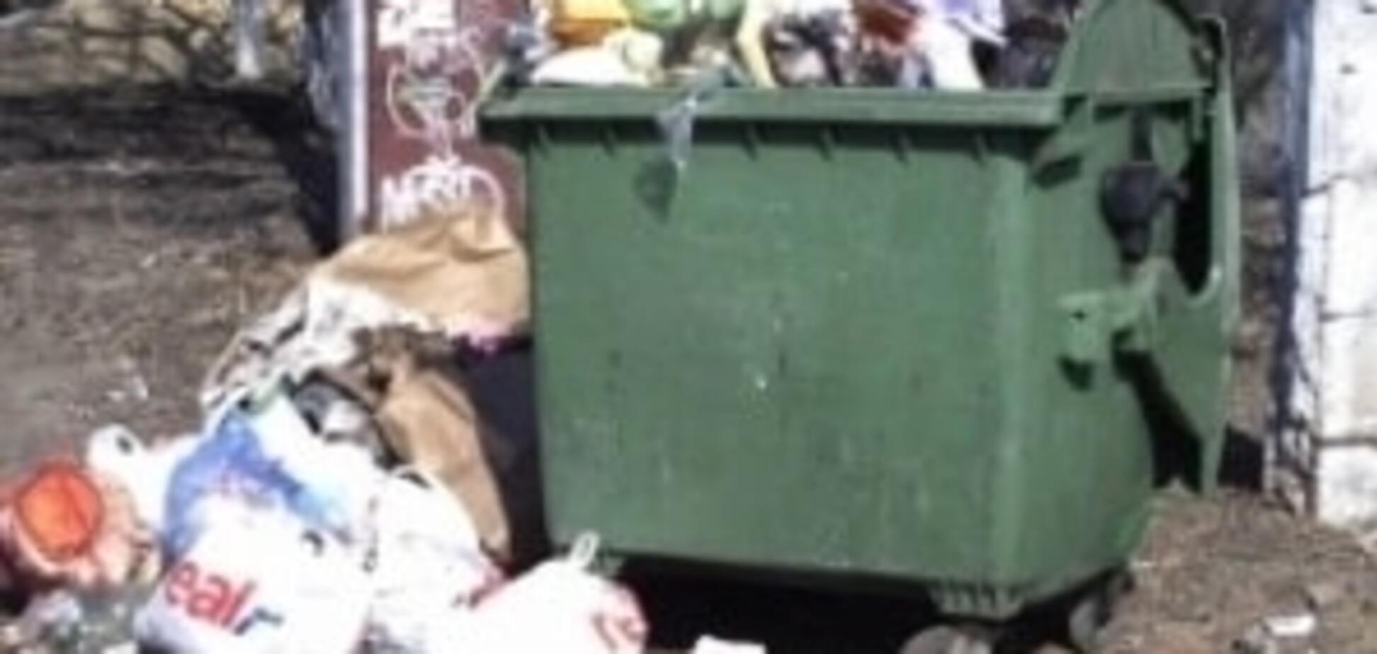 'Странный' вывоз мусора в центре Одессы (видео)