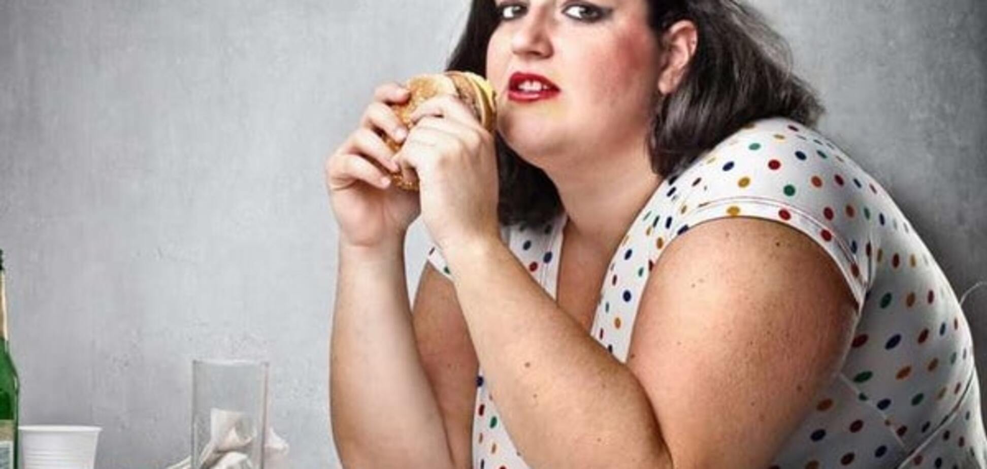 Полная девушка ест