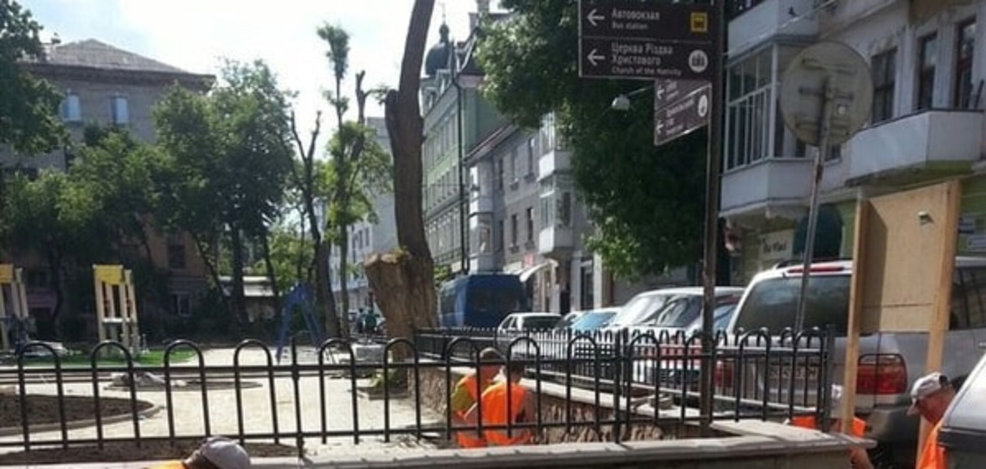 Як ремонтують сквер на вулиці Валовій у Тернополі (фото)