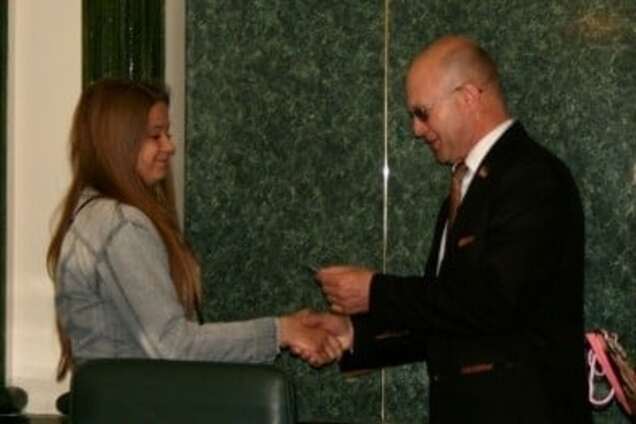 П’ятьом хмельничанам, котрі виховуються у сім’ях піклувальників, вручили паспорти