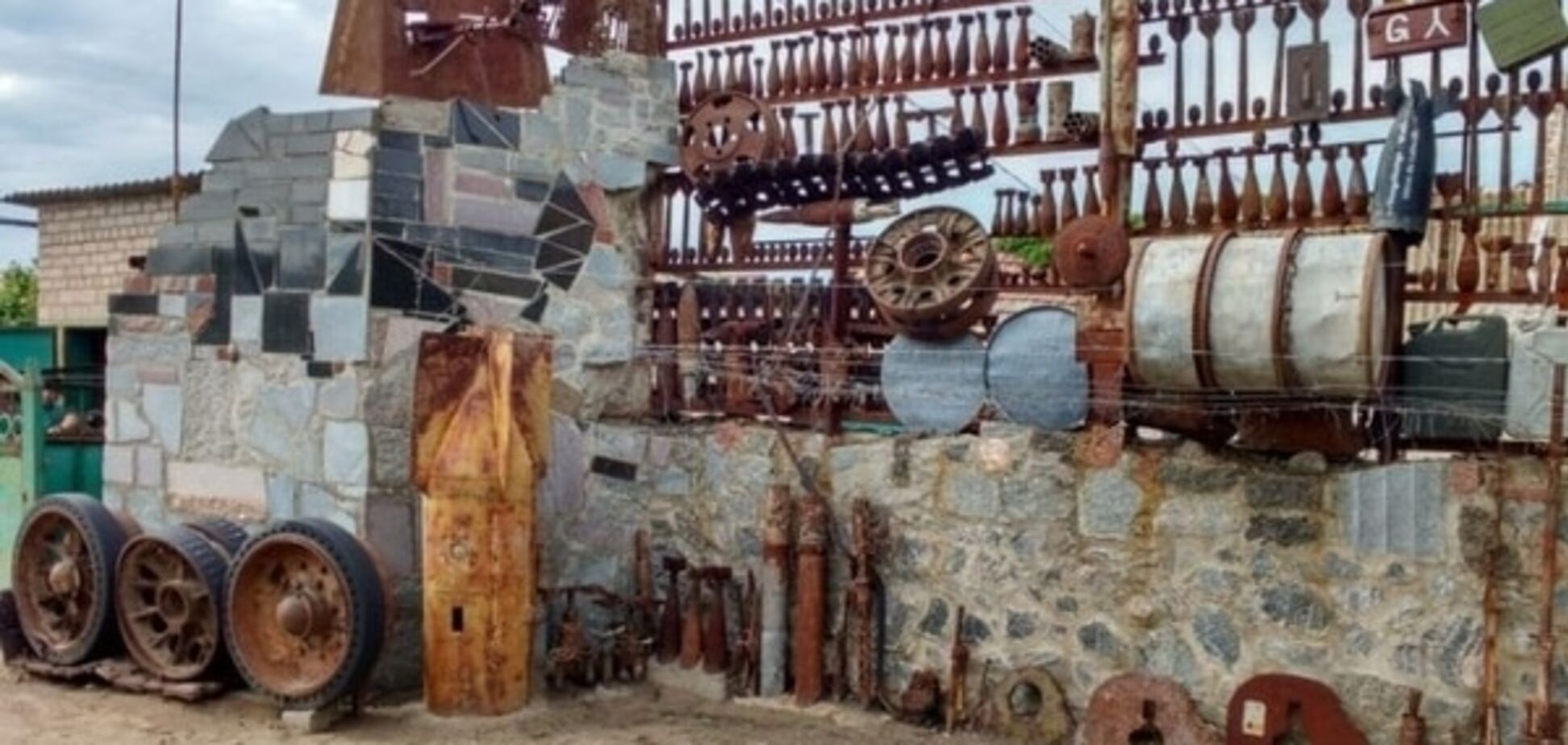Житель Мелитополя построил забор из взрывоопасных боеприпасов, - ФОТО