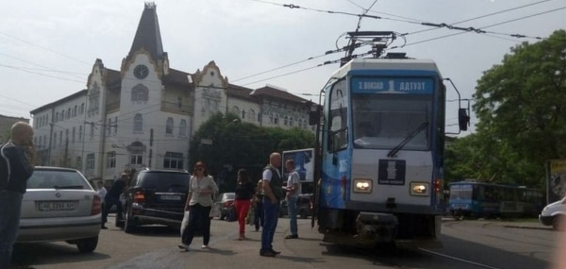 В центре Днепра Mercedes столкнулся с 1-м трамваем