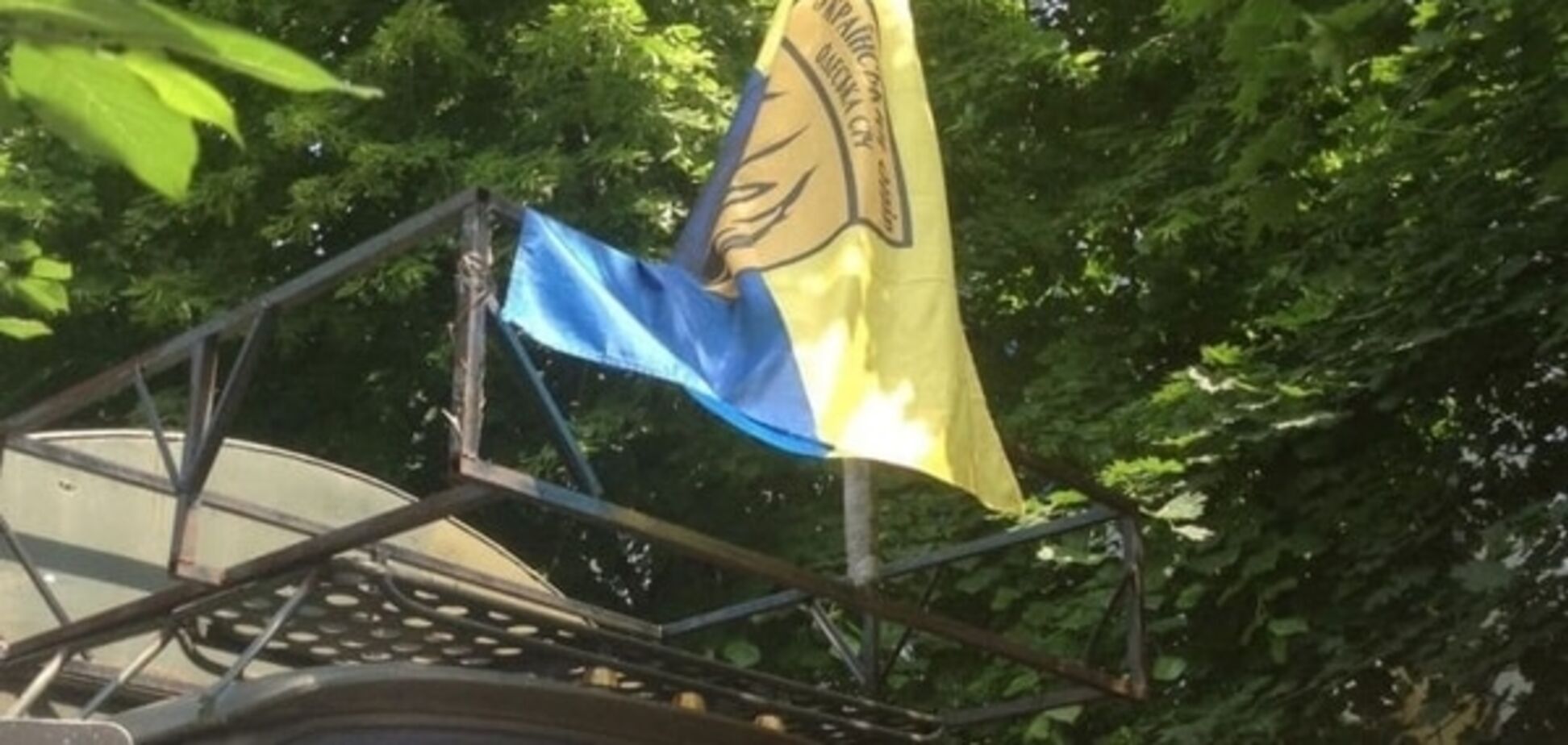 Одесситы грузовиком заблокировали суд и не выпускают российского боевика