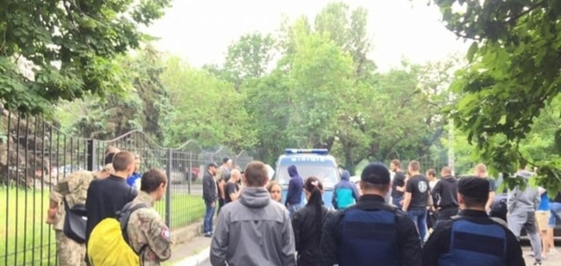 Патриоты заблокировали выезды с одесского суда, где сепаратиста выпускают на свободу