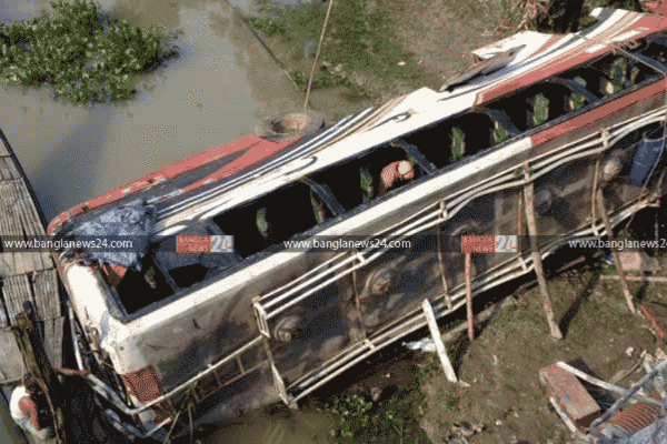 В Бангладеш рухнул с моста автобус с пассажирами: погибли 9 человек