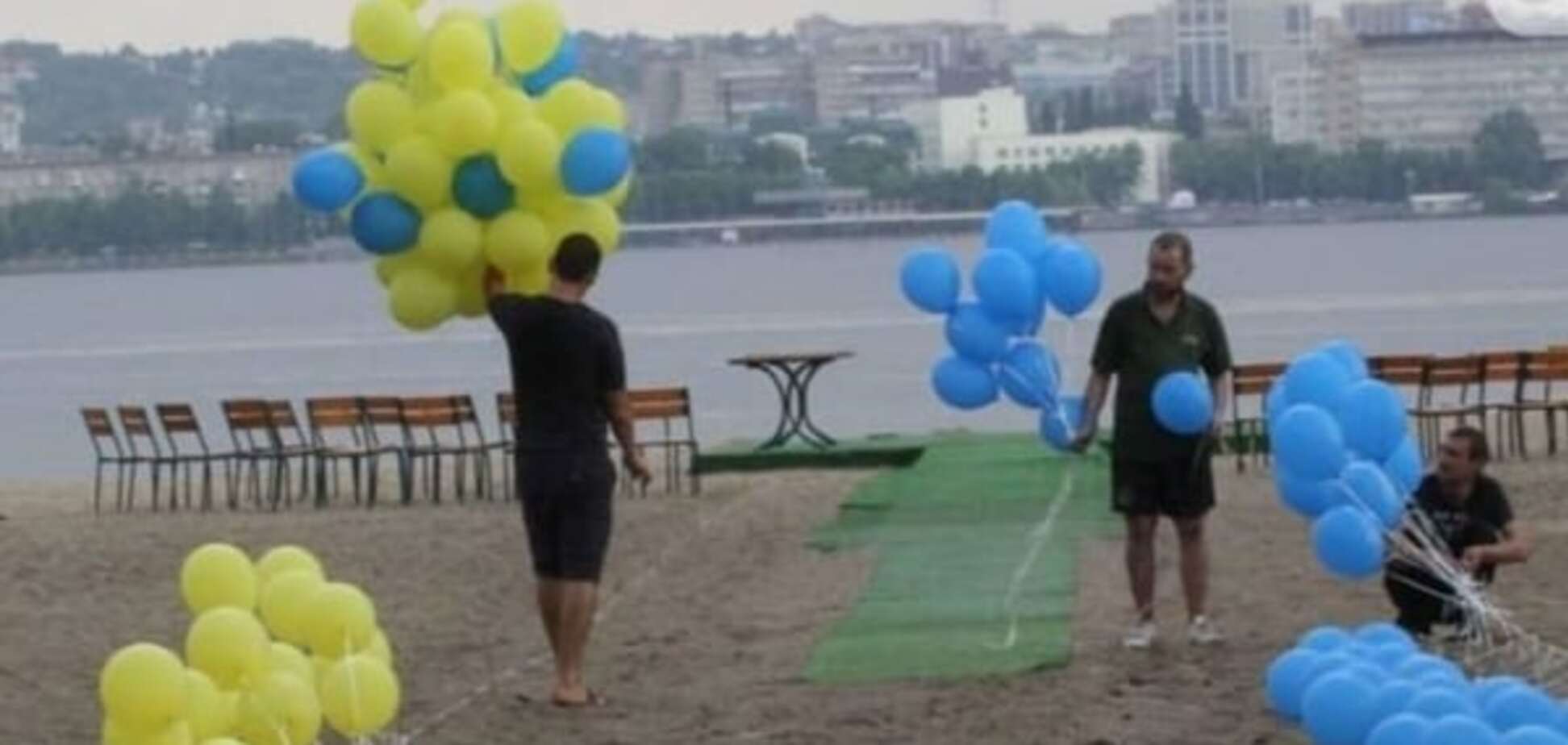 Свадьба Яны Зинкевич: под проливным дождем пара обменялась кольцами и получила обещание мэра подарить им квартиру