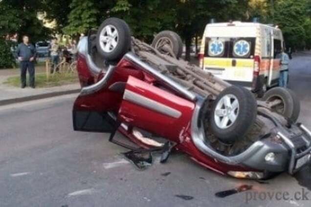 Внаслідок ДТП у Черкасах автівка перекинулася на дах