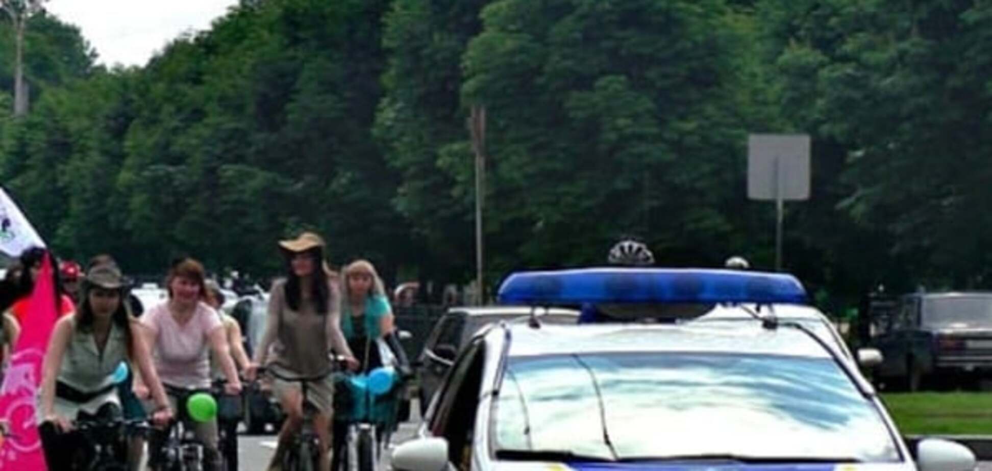 Дівчата у сукнях та на підборах промчалися Полтавою на велосипедах