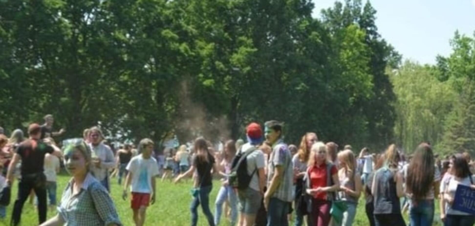 В 'Дубовке' сотни запорожцев обсыпаются красками: найди себя