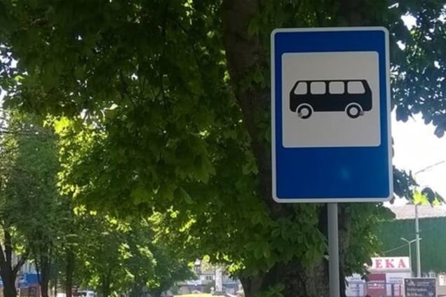 На автобусних зупинках Франківська встановили нові дорожні знаки (фото)