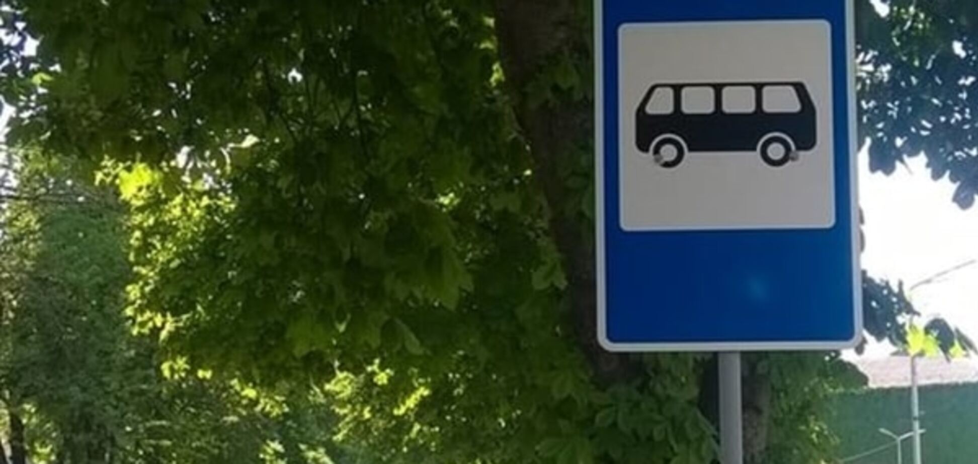 На автобусних зупинках Франківська встановили нові дорожні знаки (фото)