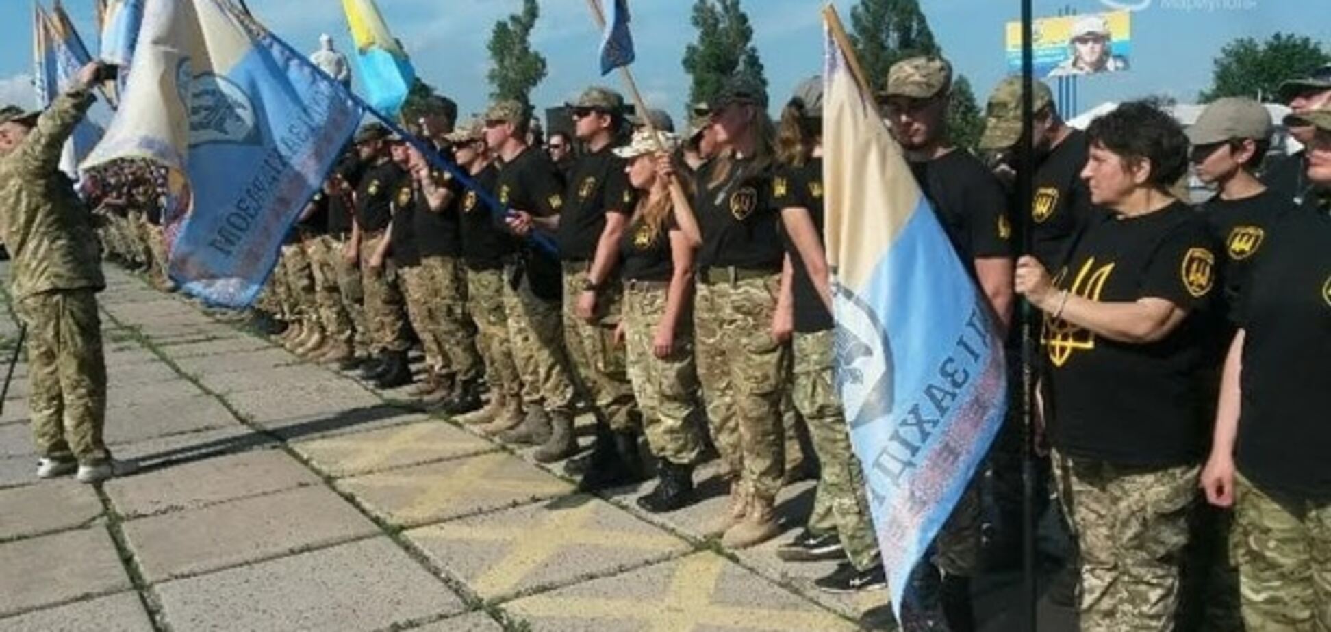 Батальон 'Донбасс' отпраздновал годовщину: бойцы готовили для мариупольцев кашу с тушонкой. Фоторепортаж