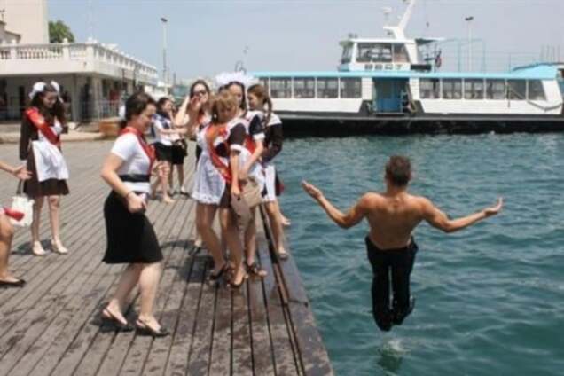 випускники