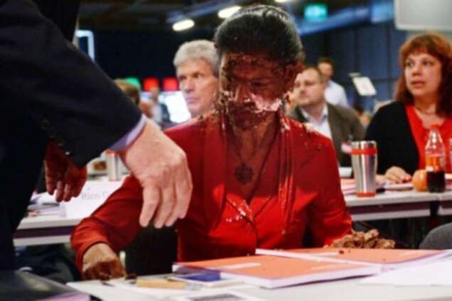 В Германии 'подружка Путина' получила тортом в лицо: видеофакт