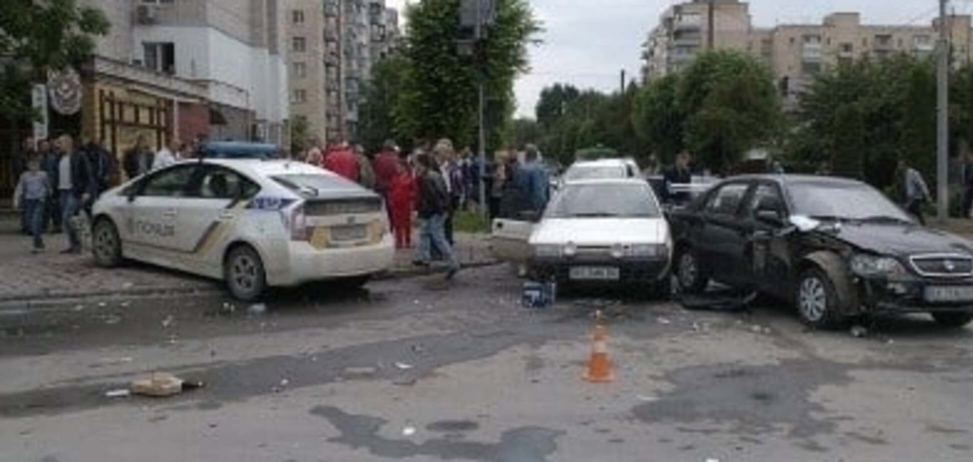 На Хмельниччині поліцейський автомобіль їхав на виклик та зіткнувся ще з чотирма