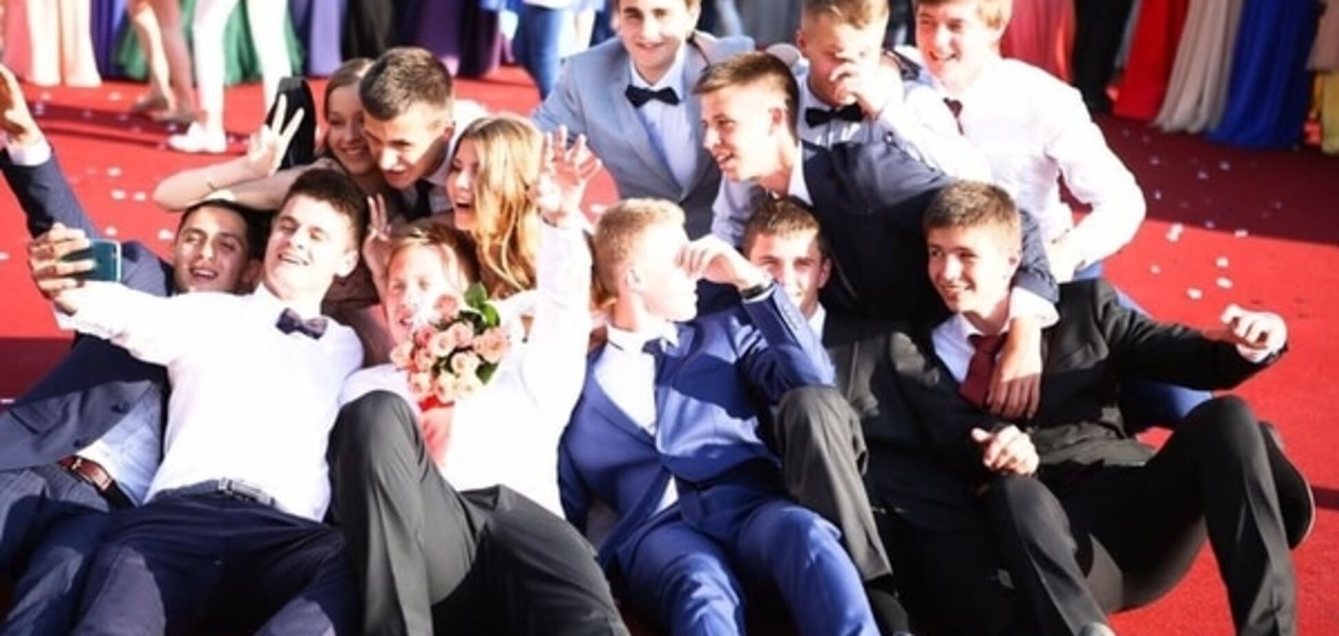 У Мукачеві пройшов парад випускників (ФОТО)