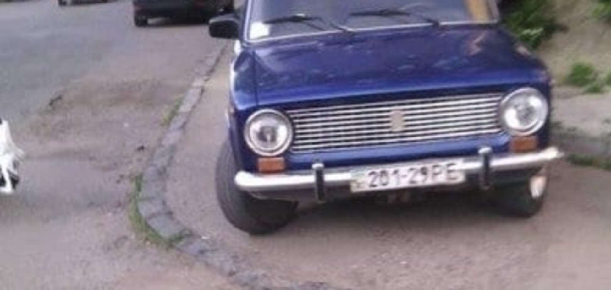 В Ужгороді автомобілісти продовжують паркувати свої машини на пішохідній зоні міста (ФОТО)