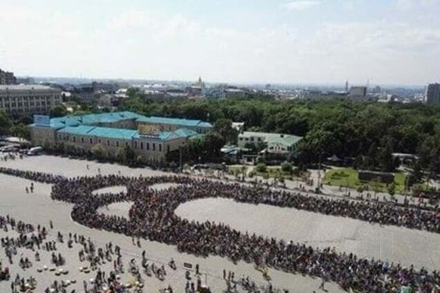 На площади Свободы показали гигантскую Зеркальную струю