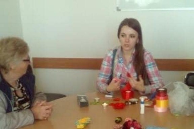 Безробітних жінок на Тернопільщині вчили робити японські квіти