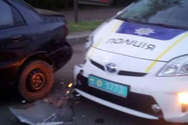 В Одесі автомобіль поліції збив таксиста