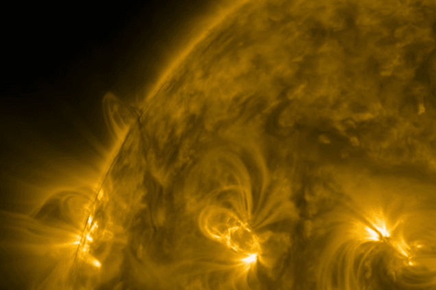 В NASA показали образование огненных арок на Солнце. Опубликовано видео