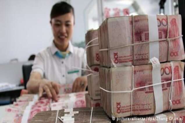 Китайський юань упав до долара США до п'ятирічного мінімуму