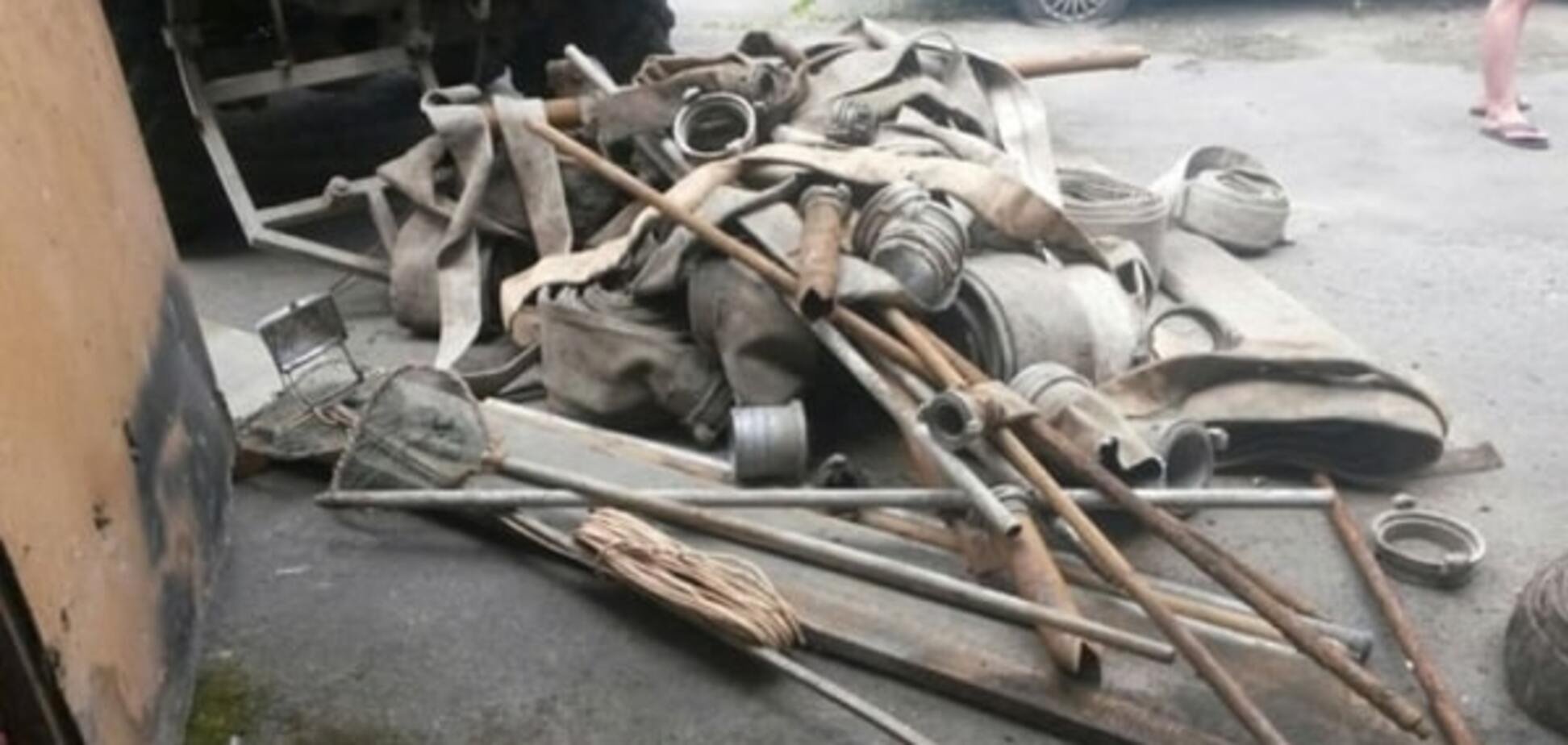 На Рівненщині поліція вилучила мотопомпи для видобування бурштину та три вантажівки