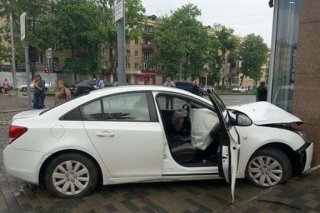 Иномарка влетела в «Спортмастер» на проспекте Науки (ФОТО)