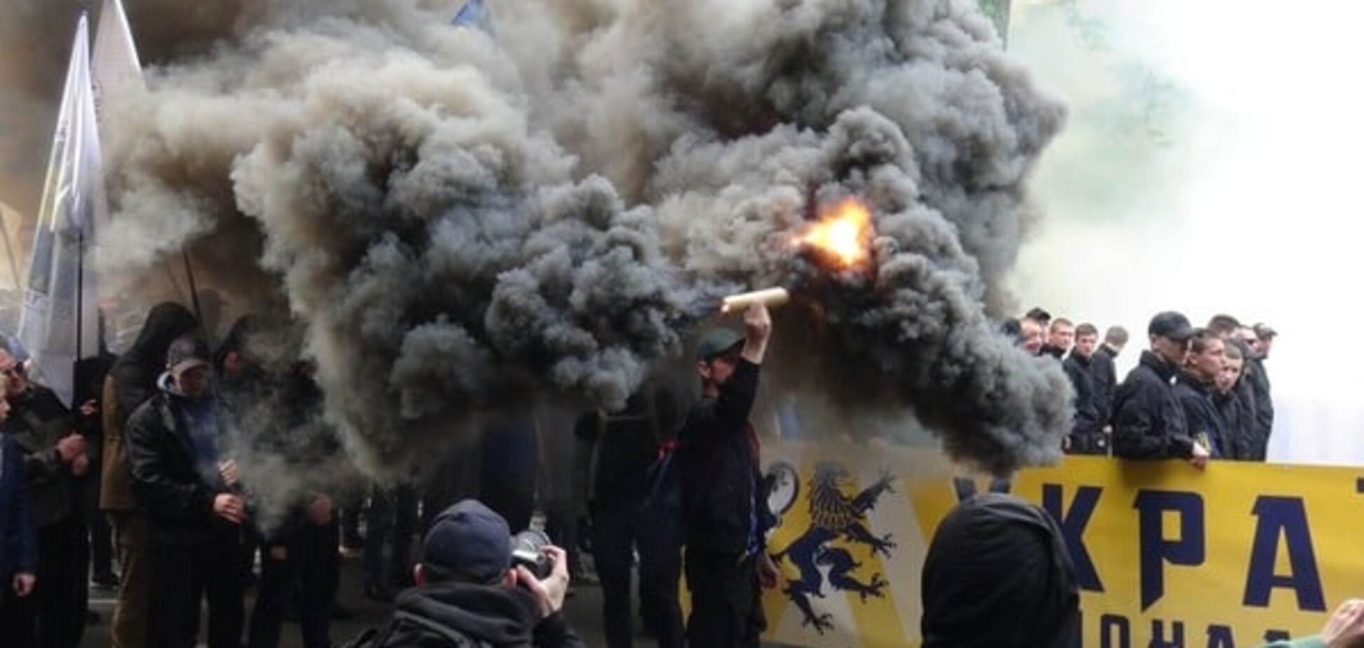 Що стоїть за виступами Азова?