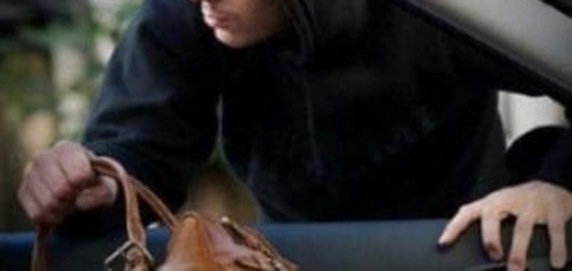 Крадії у Черкасах цуплять речі з автівок за кілька секунд