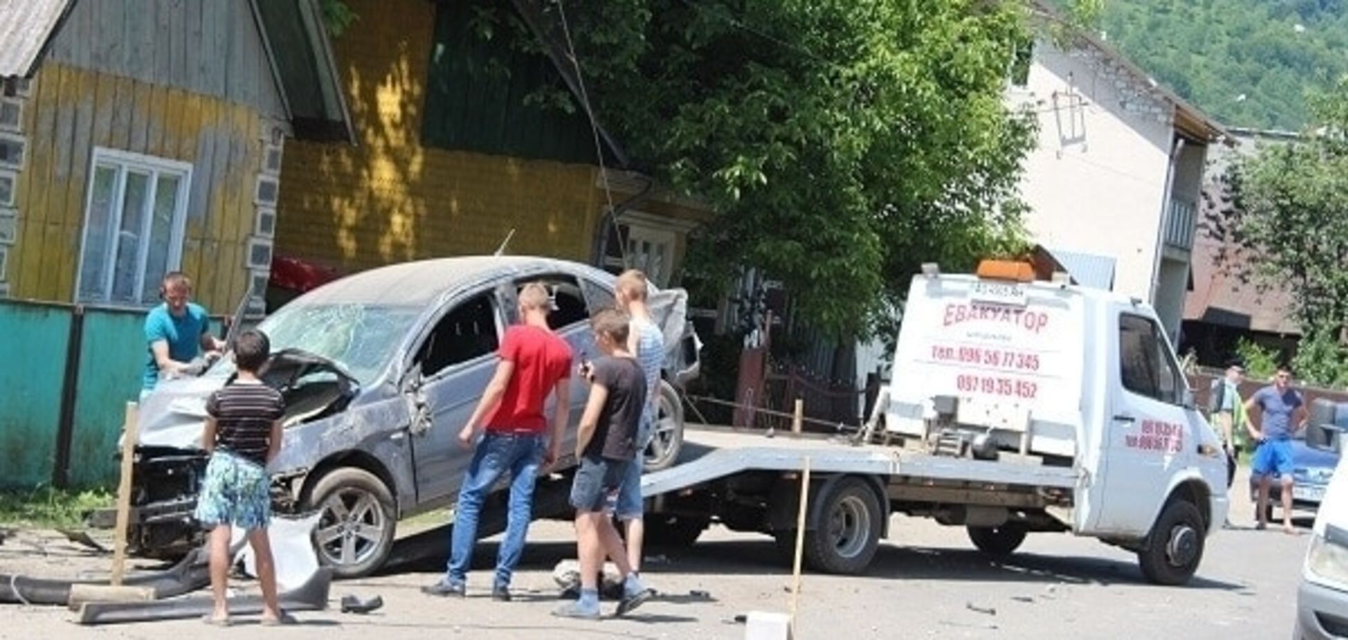 У Дубовому Mitsubishi Lancer смертельно травмувала 80-літнього чоловіка і врізалася в стовп (ФОТО)