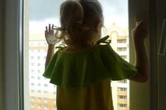 В Харькове девочка оперлась о москитную сетку и выпала из окна