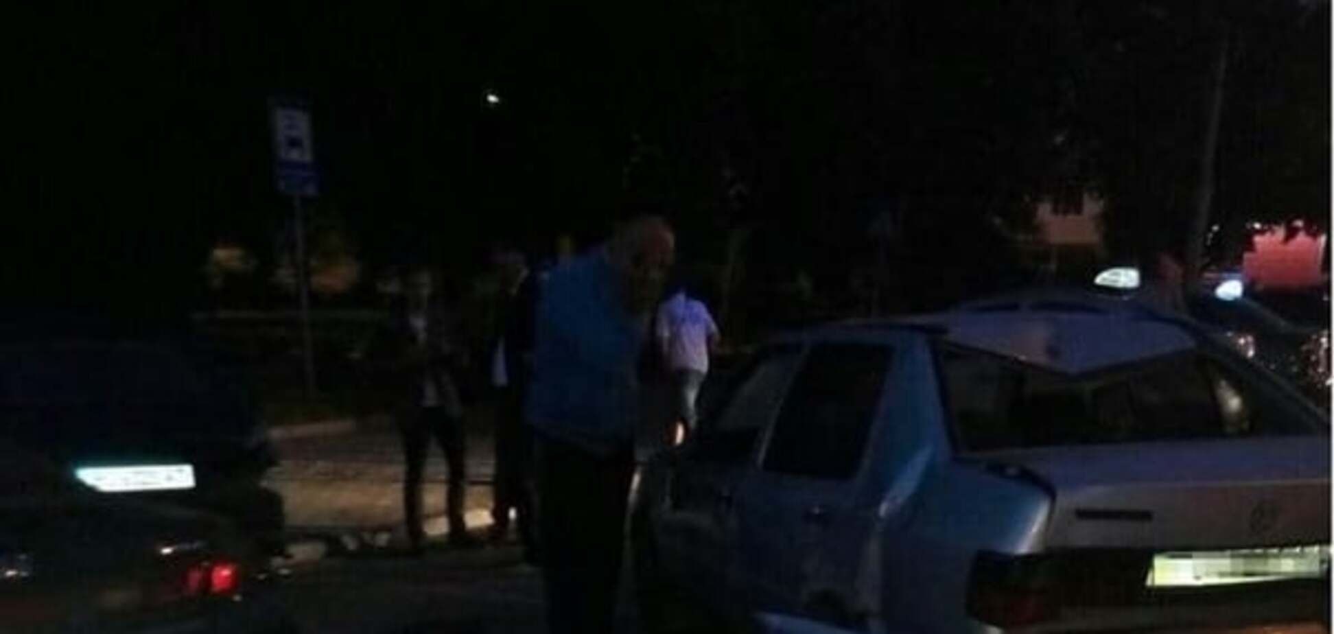 Біля пологового у Тернополі водій BMW зробив ДТП і втік з місця (фото)