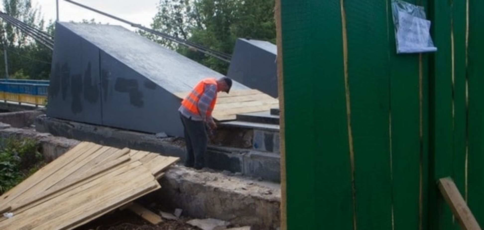 Ремонт пешеходного моста в житомирском парке Гагарина. ФОТОРЕПОРТАЖ